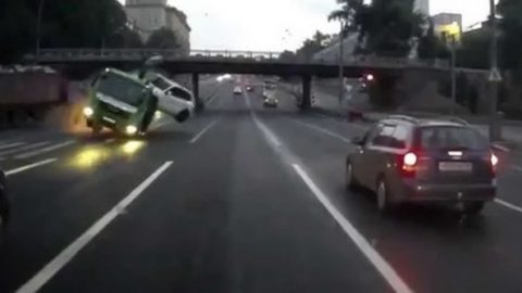 فيديو: شاحنة توصيل سيارات تقرر التخلص من حمولتها وسط الطريق بعد حادث تصادم!