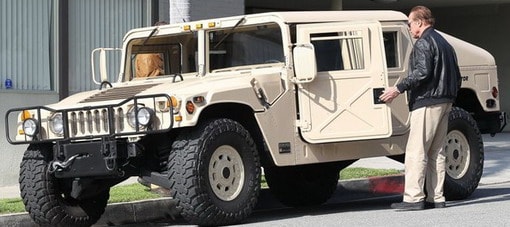 أرنولد شوتزنيجر يقود سيارة AM جنرال هامر وكأنه المدمر عاد من جديد