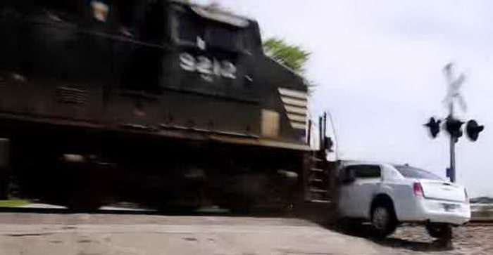 فيديو : كرايسلر 300 ليموزين في مواجهة قطار ضخم والفائز معروف بالطبع !!