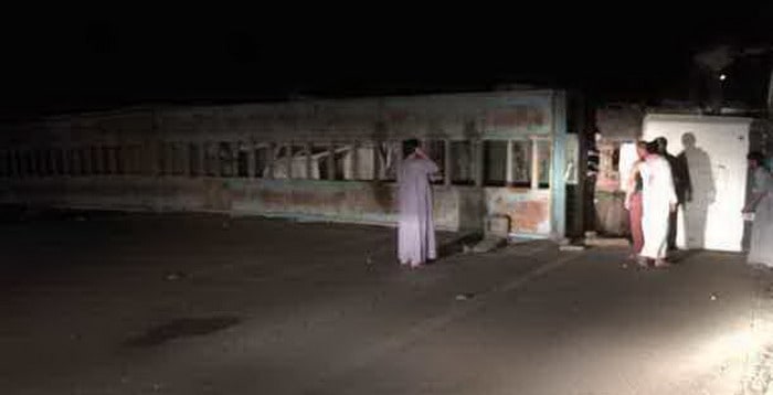 ناقلة سيارات ضخمة تكاد تتسبب في كارثة مروعة علي طريق الرياض الطائف بسبب إطار