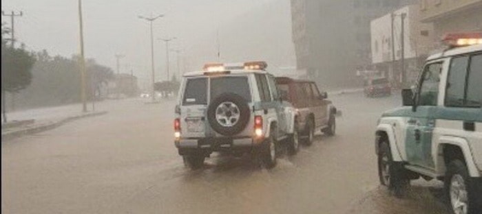 السيول تجرف وتعطل السيارات في بلقرن بالسعودية