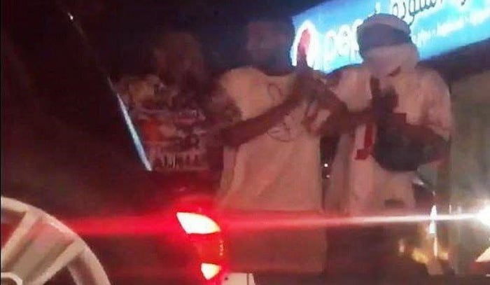 فيديو : 3 شباب سعوديين يرقصون بشكل غريب في حوض سيارة وسط طريق عام