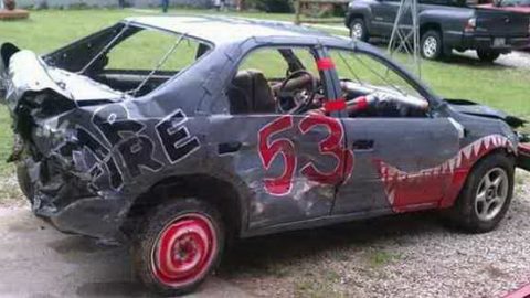 هكذا تتحول تويوتا كامري لتشارك في سباقات تحطيم السيارات Demolition Derby