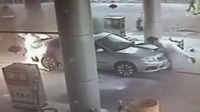فيديو  :  شاب سعودي ينقذ محطة وقود بسحب سيارة مشتعلة خارجها