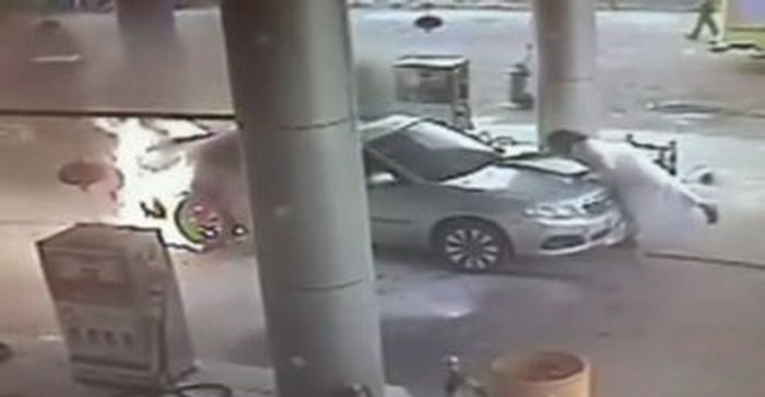 فيديو  :  شاب سعودي ينقذ محطة وقود بسحب سيارة مشتعلة خارجها