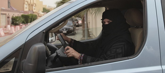 تجار سيارات يؤكدون أن المرأة السعودية خالفت توقعاتهم واختارات سيارات أكثر عقلانية