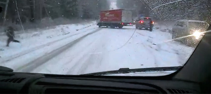 فيديو : الطريق المتجمد يمكنه أن يبعثر السيارات يميناً ويساراً . . فهل ستواصل الانطلاق ؟