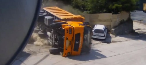 فيديو: شاحنة نقل تنزلق على منحدر وتقرر دك صف كامل من السيارات