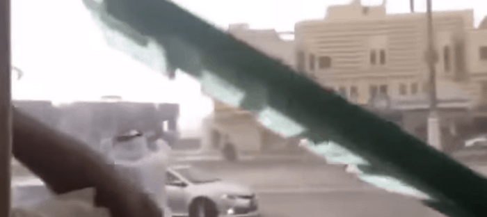 فيديو : لوحة اعلانات سعودية تسحق سيارتين وتكاد تقتل 3 سائقين