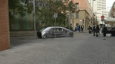 سيارة رينو تجريبية مستقبلية تظهر في شوارع برشلونة